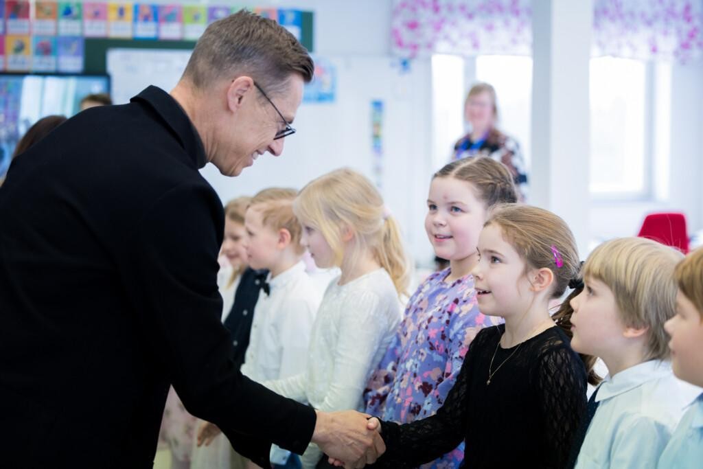 Tasavallan presidentti tervehtimässä Seminaarin koulun oppilaita